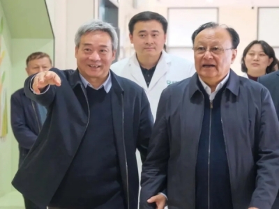 全国人大常委会副委员长雪克来提·扎克尔到金庚医院看望 在豫接受中医康复治疗的新疆残疾儿童